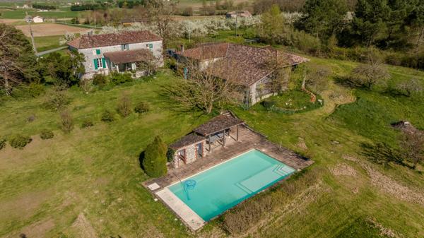 Propriété en pierre avec vue dégagée