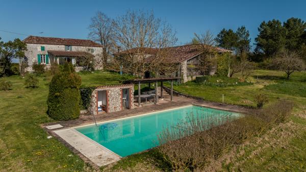 Propriété en pierre avec vue dégagée