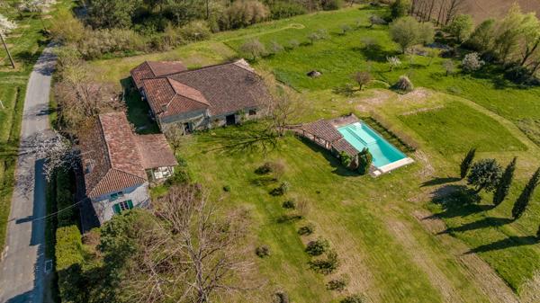 Propriété en pierre avec vue dégagée