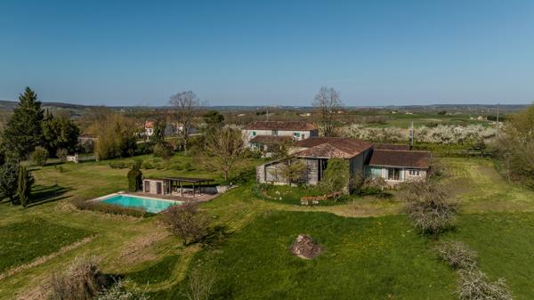 Propriété en pierre avec vue dégagée
