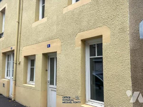 Maison de ville de 82 m2 à rénover avec un beau terrain de 251 m2 clos : Au rez-de-chaussée : e...