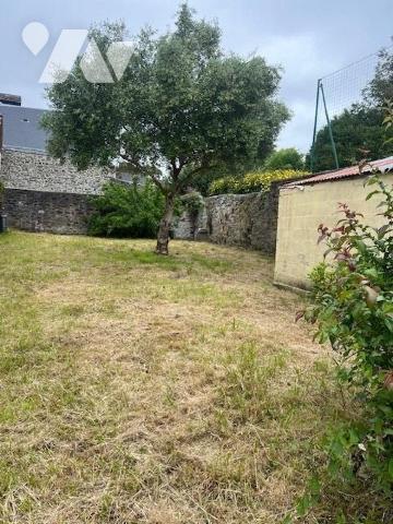 Maison de ville de 82 m2 à rénover avec un beau terrain de 251 m2 clos : Au rez-de-chaussée : e...