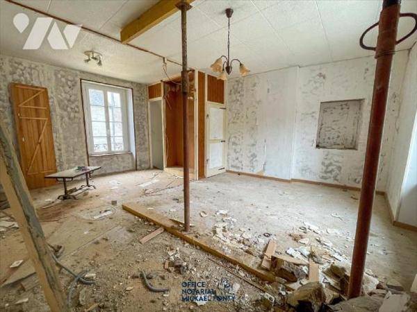 Maison de ville de 82 m2 à rénover avec un beau terrain de 251 m2 clos : Au rez-de-chaussée : e...