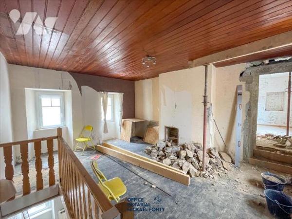 Maison de ville de 82 m2 à rénover avec un beau terrain de 251 m2 clos : Au rez-de-chaussée : e...