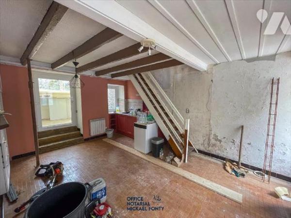 Maison de ville de 82 m2 à rénover avec un beau terrain de 251 m2 clos : Au rez-de-chaussée : e...