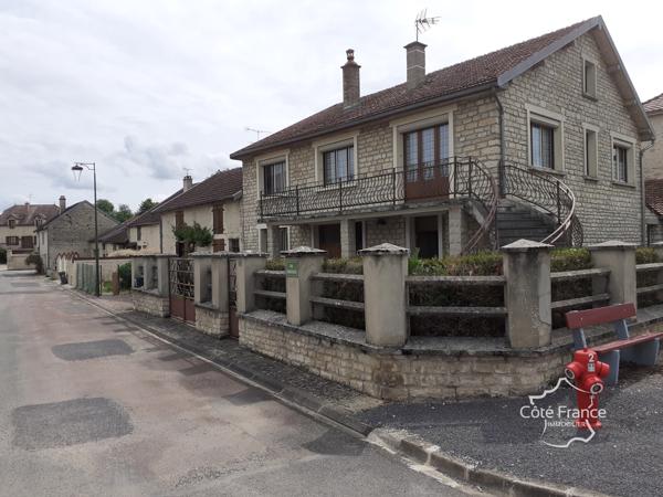 Maison 4 pièces avec dépendances dans village calme