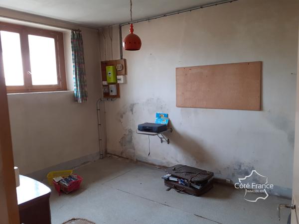 Maison 4 pièces avec dépendances dans village calme
