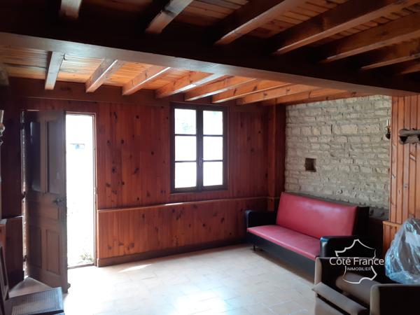 Maison 4 pièces avec dépendances dans village calme