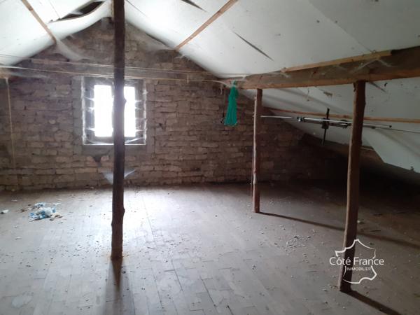 Maison 4 pièces avec dépendances dans village calme