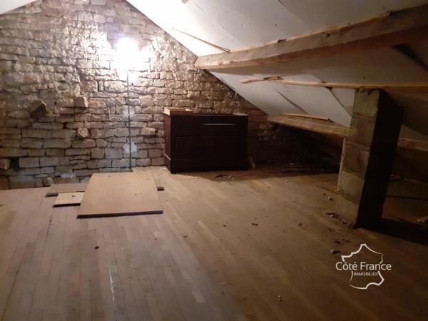 Maison 4 pièces avec dépendances dans village calme