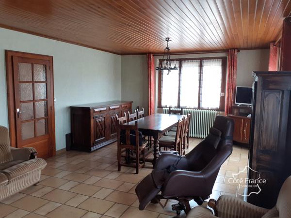 Maison 4 pièces avec dépendances dans village calme