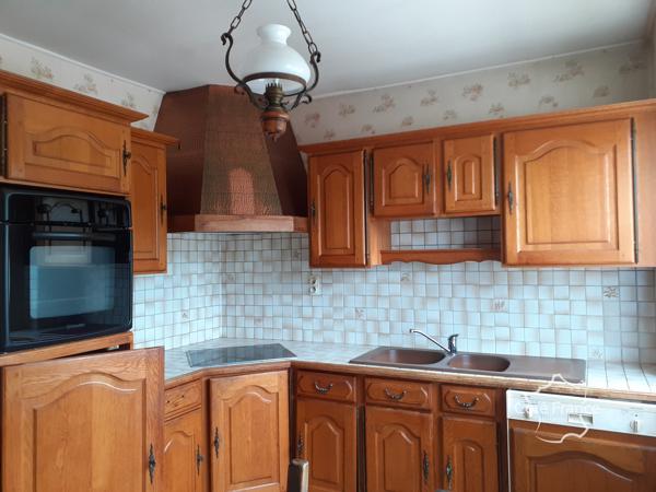 Maison 4 pièces avec dépendances dans village calme