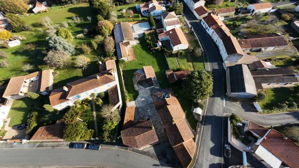 SAINT MICHEL EN L'HERM (85580) 10 MIN DES PLAGES PROPRIETE D'EXCEPTION AVEC 4 GITES, PISCINE ET ANNEXES
