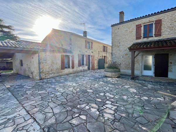 SAINT MICHEL EN L'HERM (85580) 10 MIN DES PLAGES PROPRIETE D'EXCEPTION AVEC 4 GITES, PISCINE ET ANNEXES