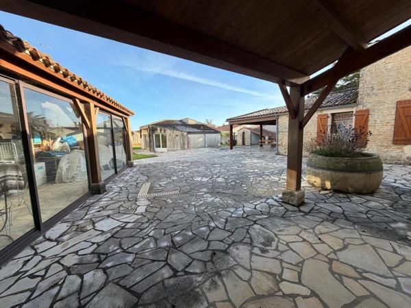 SAINT MICHEL EN L'HERM (85580) 10 MIN DES PLAGES PROPRIETE D'EXCEPTION AVEC 4 GITES, PISCINE ET ANNEXES