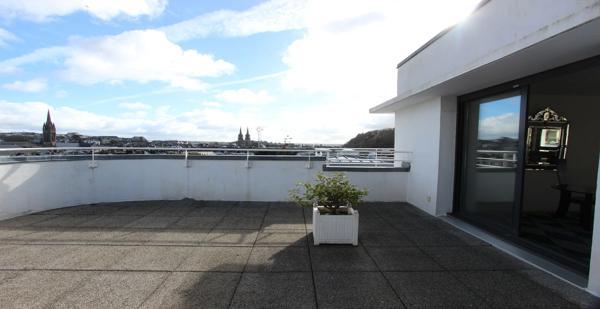 L'ATTIQUE & SES TERRASSES, AU CENTRE-VILLE DE QUIMPER. STANDING, ASCENSEUR & GARAGES. - L'agence Immobilier & Associés