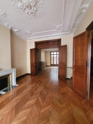 Vente hôtel particulier avec jardin à Bordeaux centre avec prestations anciennes