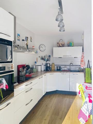 A vendre Angers Saint Exupery, proche centre ville et mairie, appartement type 4 lumineux, 1er étage, 3 chambres, ascenseur, cuisine aménagée équipée, deux balcons, une place de parking privative en sous-sol, chauffage au gaz, commerces et bus à deux minu