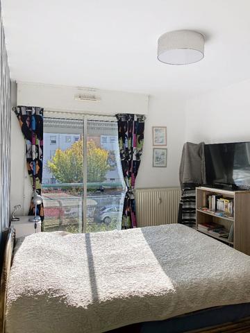 A vendre Angers Saint Exupery, proche centre ville et mairie, appartement type 4 lumineux, 1er étage, 3 chambres, ascenseur, cuisine aménagée équipée, deux balcons, une place de parking privative en sous-sol, chauffage au gaz, commerces et bus à deux minu