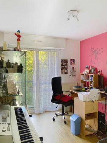 A vendre Angers Saint Exupery, proche centre ville et mairie, appartement type 4 lumineux, 1er étage, 3 chambres, ascenseur, cuisine aménagée équipée, deux balcons, une place de parking privative en sous-sol, chauffage au gaz, commerces et bus à deux minu