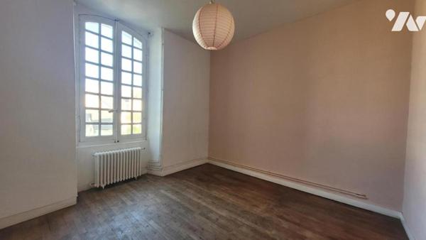 SABLE-SUR-SARTHE-MAISON DE VILLE CENTRE HISTORIQUE-REF: VDL2120