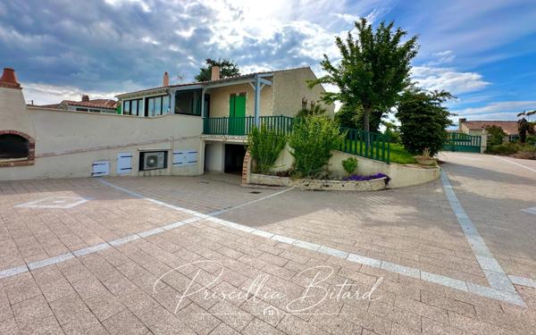 Aigrefeuille d'Aunis, maison de plain-pied avec piscine, garage de 80 m² et bureau indépendant