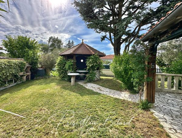 Aigrefeuille d'Aunis, maison de plain-pied avec piscine, garage de 80 m² et bureau indépendant