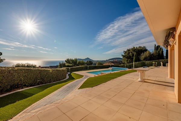 Villa d'exception avec vue panoramique sur la baie d'agay