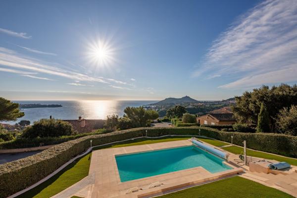 Villa d'exception avec vue panoramique sur la baie d'agay