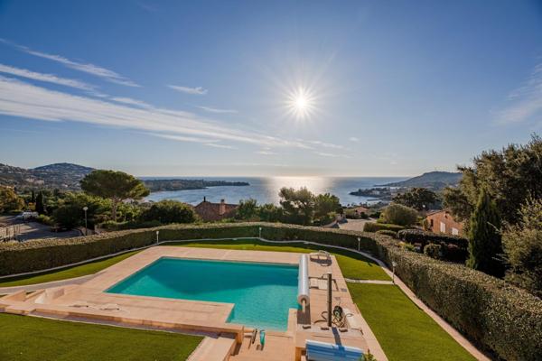 Villa d'exception avec vue panoramique sur la baie d'agay