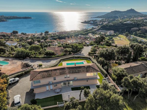 Villa d'exception avec vue panoramique sur la baie d'agay