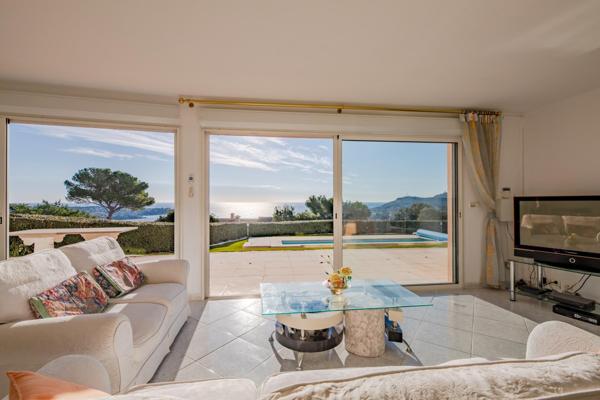 Villa d'exception avec vue panoramique sur la baie d'agay