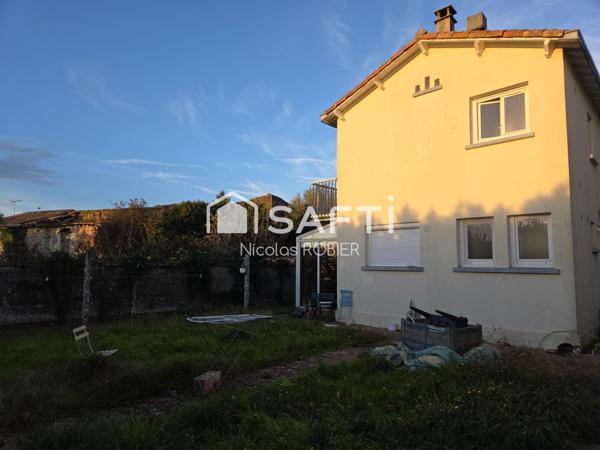 Maison deux chambres, deux salles d'eau, trois garages, jardin !