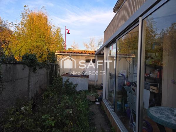 Maison deux chambres, deux salles d'eau, trois garages, jardin !