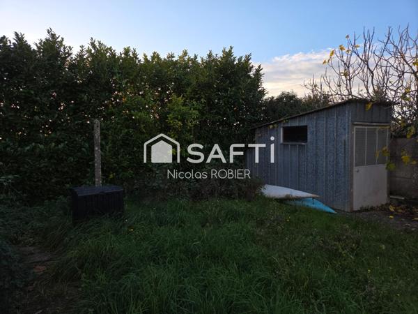 Maison deux chambres, deux salles d'eau, trois garages, jardin !