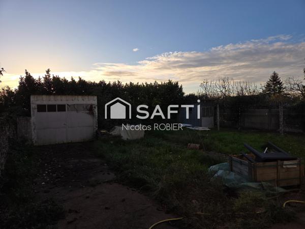Maison deux chambres, deux salles d'eau, trois garages, jardin !