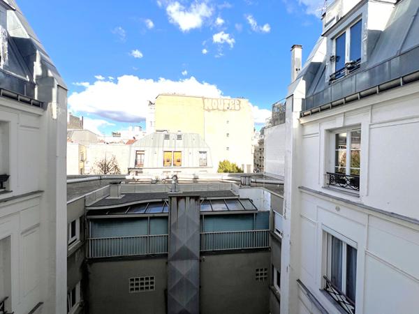 À deux pas du métro Voltaire, un 2 pièces au calme