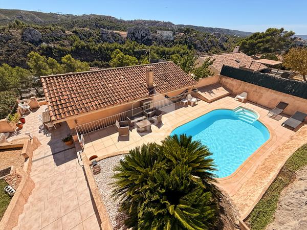 LES PENNES MIRABEAU - Maison T3 avec 2 garages, piscine sur une parcelle de 590m2