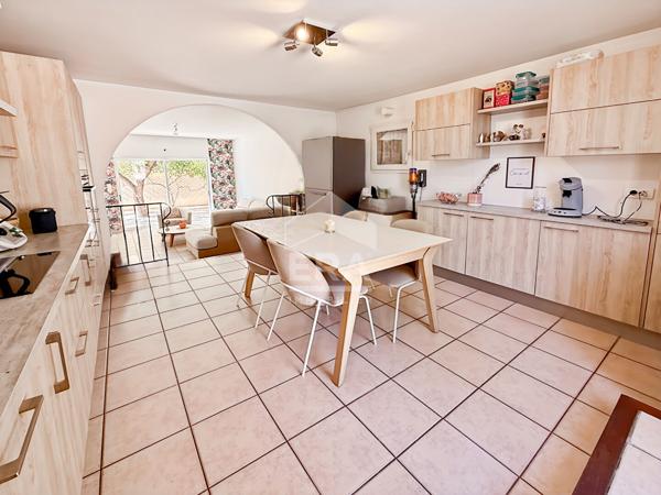 LES PENNES MIRABEAU - Maison T3 avec 2 garages, piscine sur une parcelle de 590m2