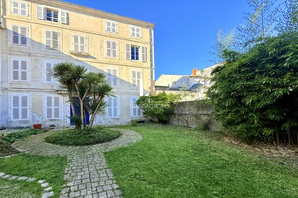La Rochelle (17000) A deux pas du marché - Hotel particulier avec ascenseur et cour anglaise