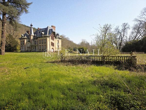 Château XIXe siècle, gîtes et dépendances sur 4 ha en Normandie