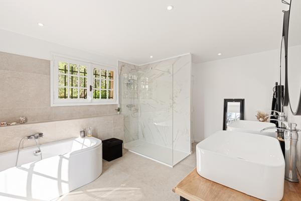 Cabris (06530) Cabris – Villa rénovée avec vue mer & fort potentiel locatif