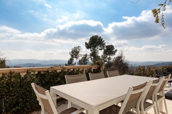 Cabris (06530) Cabris – Villa rénovée avec vue mer & fort potentiel locatif