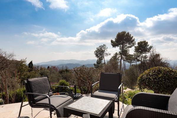 Cabris (06530) Cabris – Villa rénovée avec vue mer & fort potentiel locatif