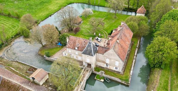 Château du XVe siècle au cœur de la Bourgogne dans la Nièvre