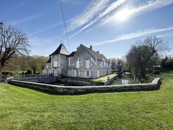 Château du XVe siècle au cœur de la Bourgogne dans la Nièvre