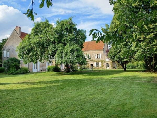 Château du XVe siècle au cœur de la Bourgogne dans la Nièvre