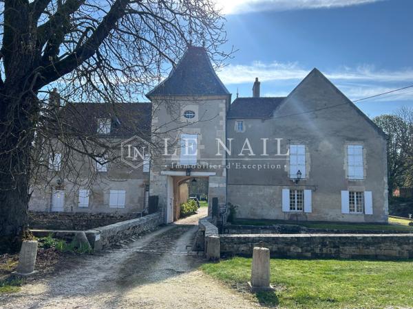 Château du XVe siècle au cœur de la Bourgogne dans la Nièvre