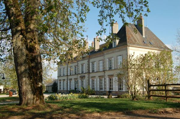 En bourbonnais Château du XIXe siècle au cœur d’un domaine équestre de 40 hectares