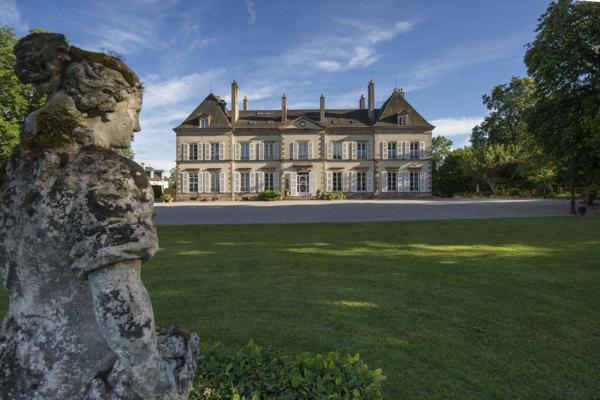 En bourbonnais Château du XIXe siècle au cœur d’un domaine équestre de 40 hectares